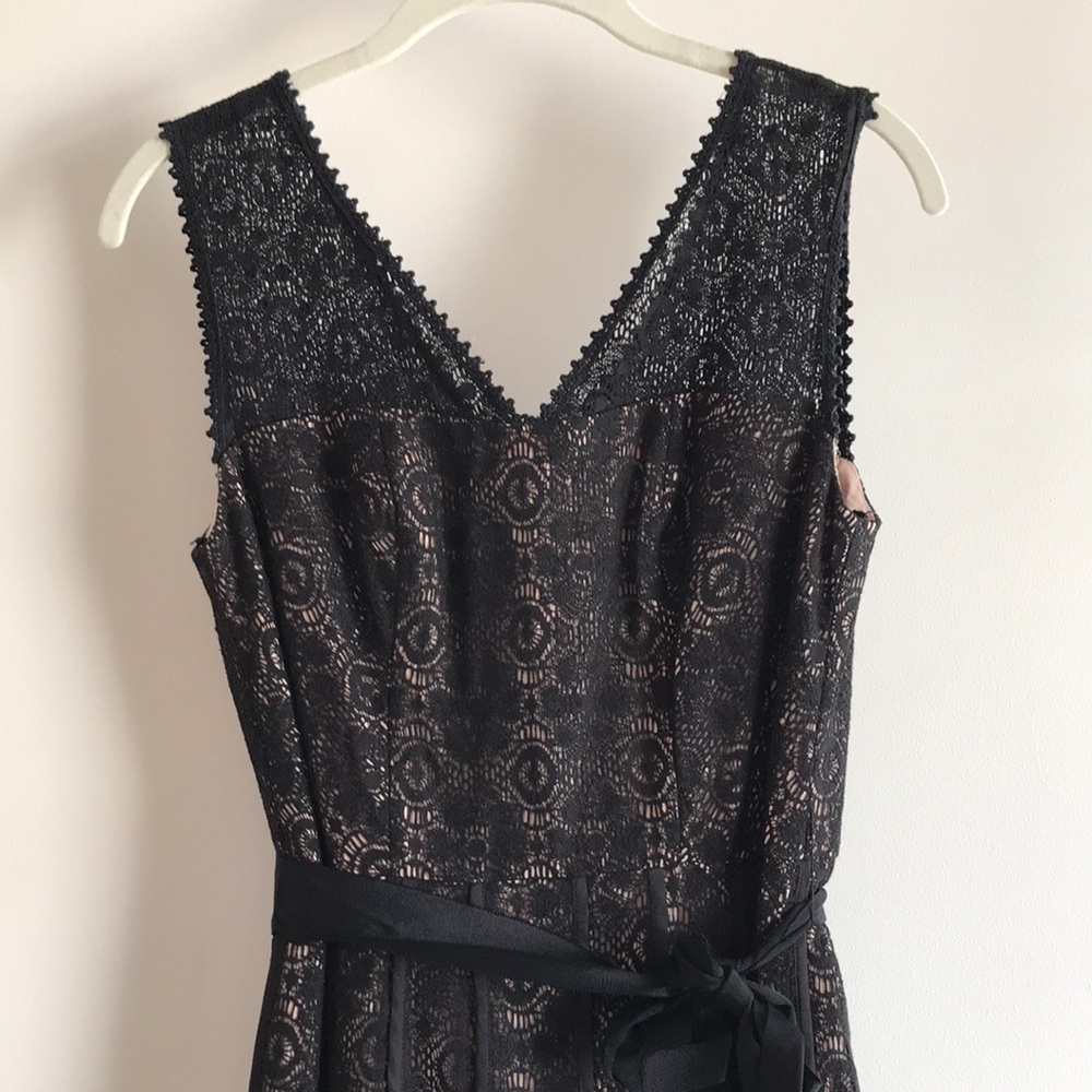 EUC Anthropologie Maeve black/nude V neck lace overlay pleated dress with belt
